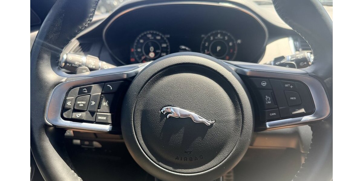 Jaguar E-Pace R-Dynamic S AWD/TOP/AHK/PANO 57.200 km 25.890 &euro; Frankfurt 60386
