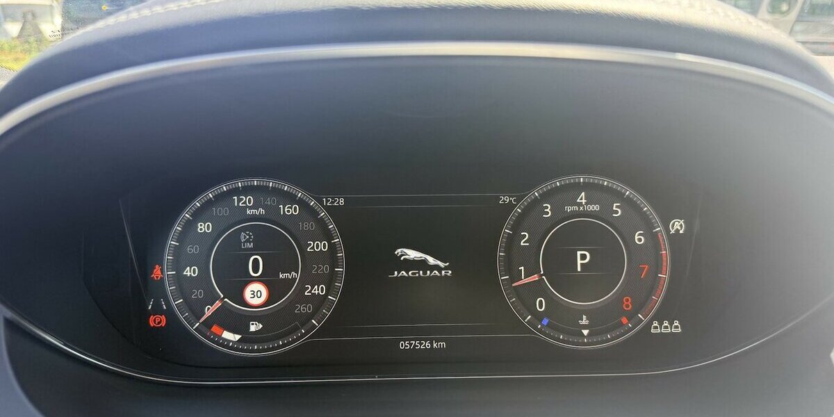 Jaguar E-Pace R-Dynamic S AWD/TOP/AHK/PANO 57.200 km 25.890 &euro; Frankfurt 60386